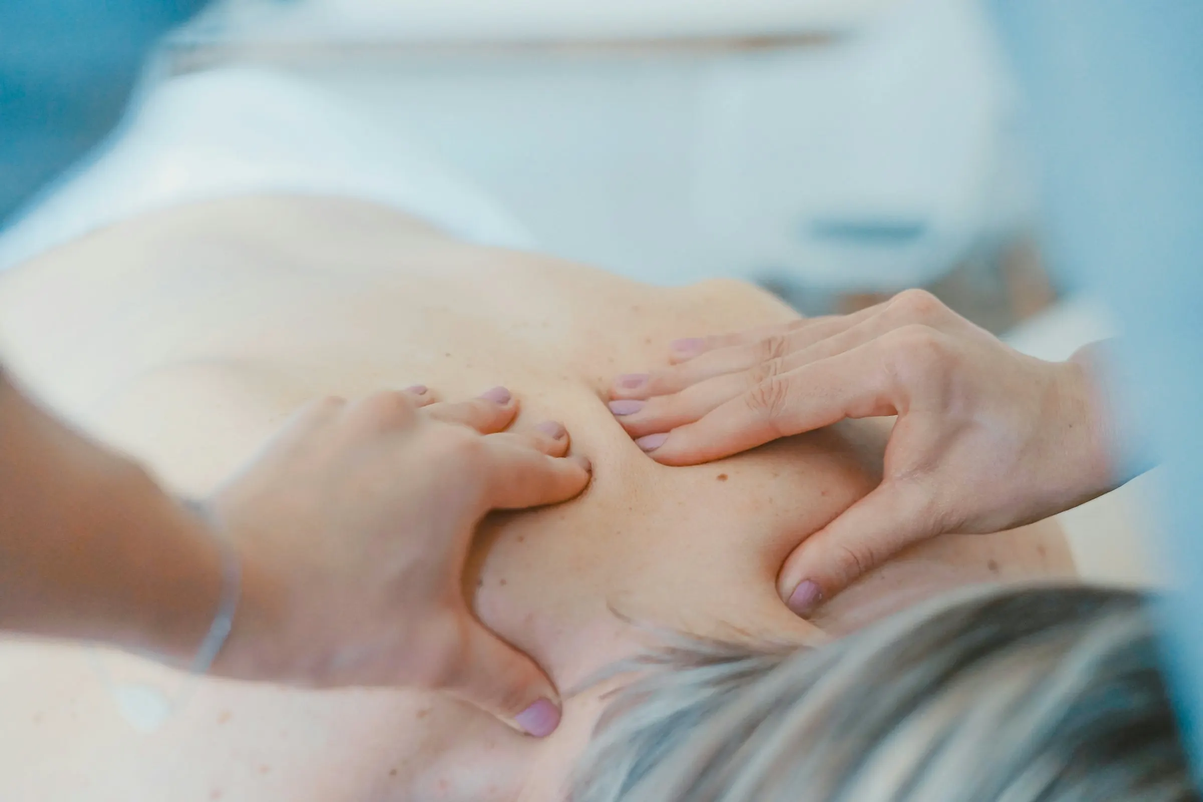 Kinesitherapeut Paulien Smolders behandelt de schouder van een patiënt in haar praktijk in Hasselt